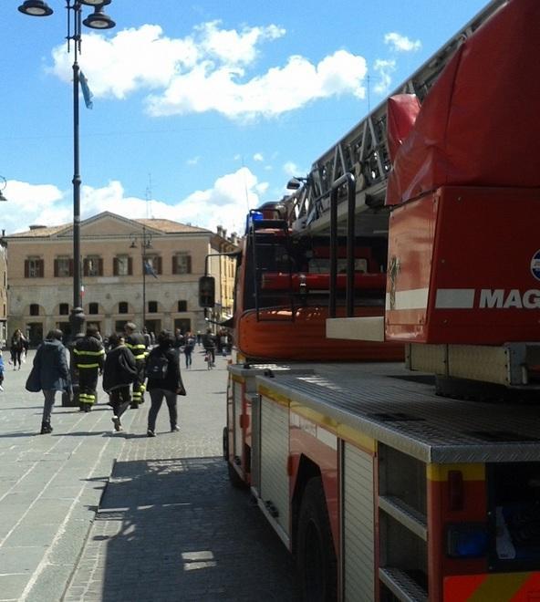 Palo della luce sbilanciato, accorrono i vigili del fuoco