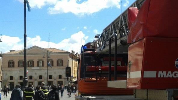 Palo della luce sbilanciato, accorrono i vigili del fuoco