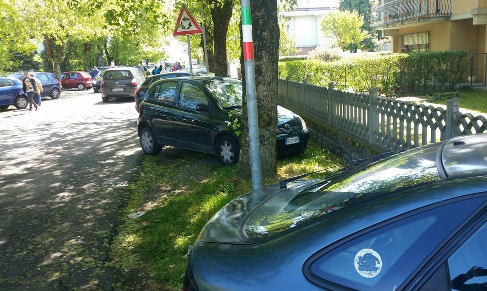 Troppe auto attorno al centro parcheggio vuoto in via Dante