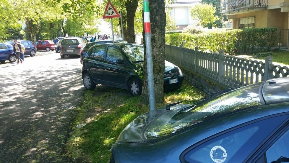 Troppe auto attorno al centro parcheggio vuoto in via Dante