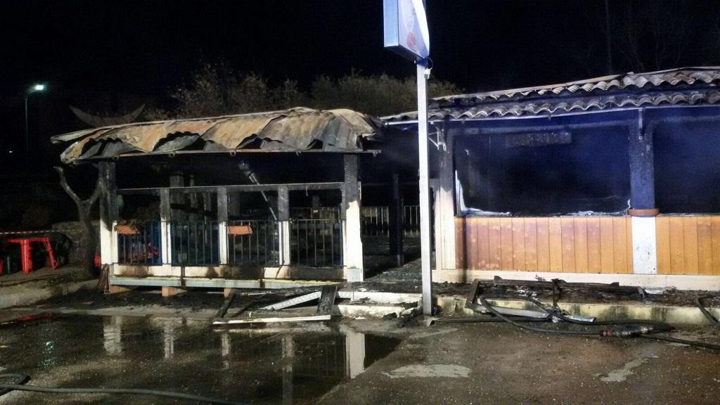 Il chiosco bar distrutto dalle fiamme a Girasole (foto Massimo Locci)