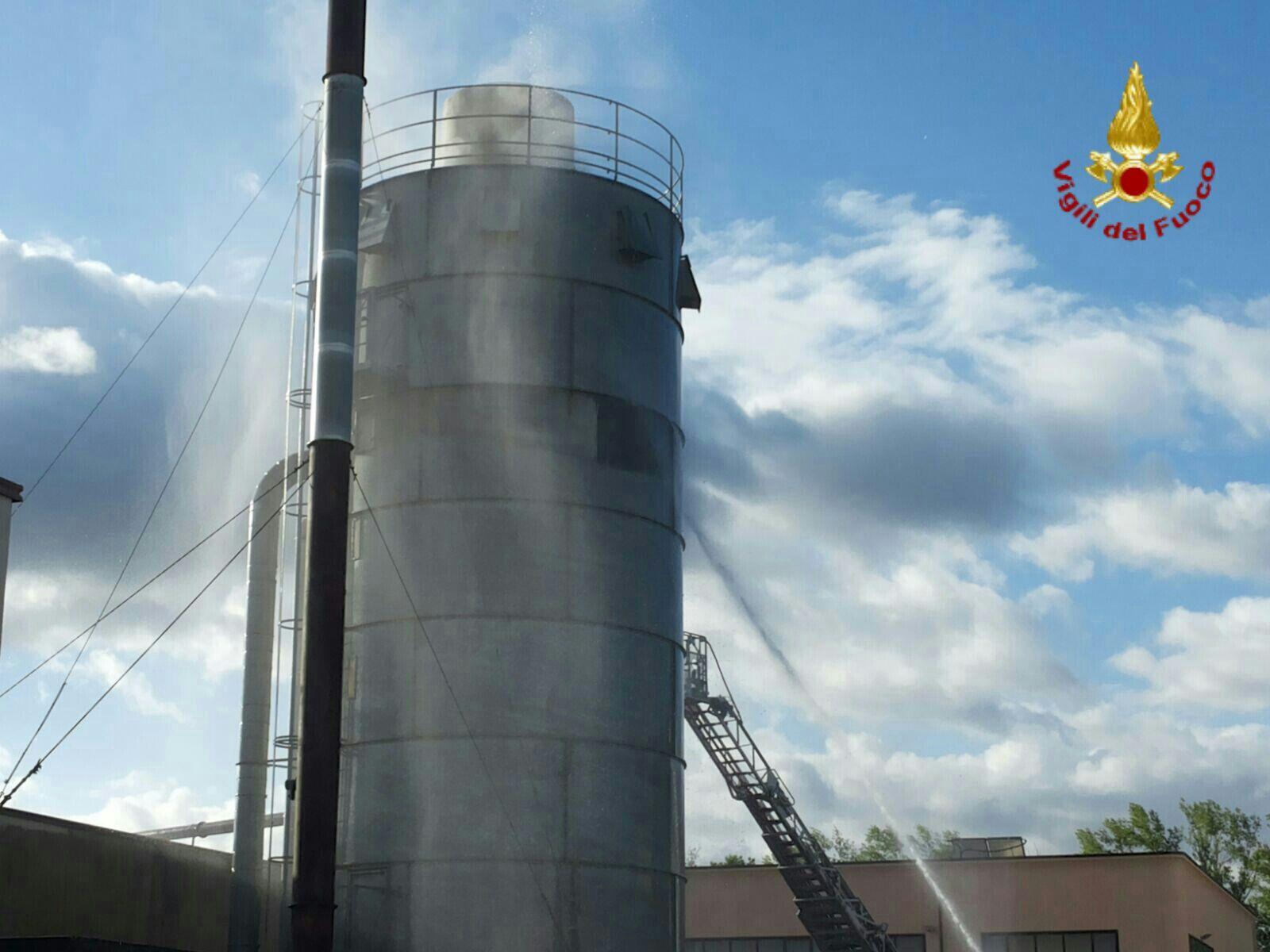 Il rogo si è sviluppato all'interno del silos