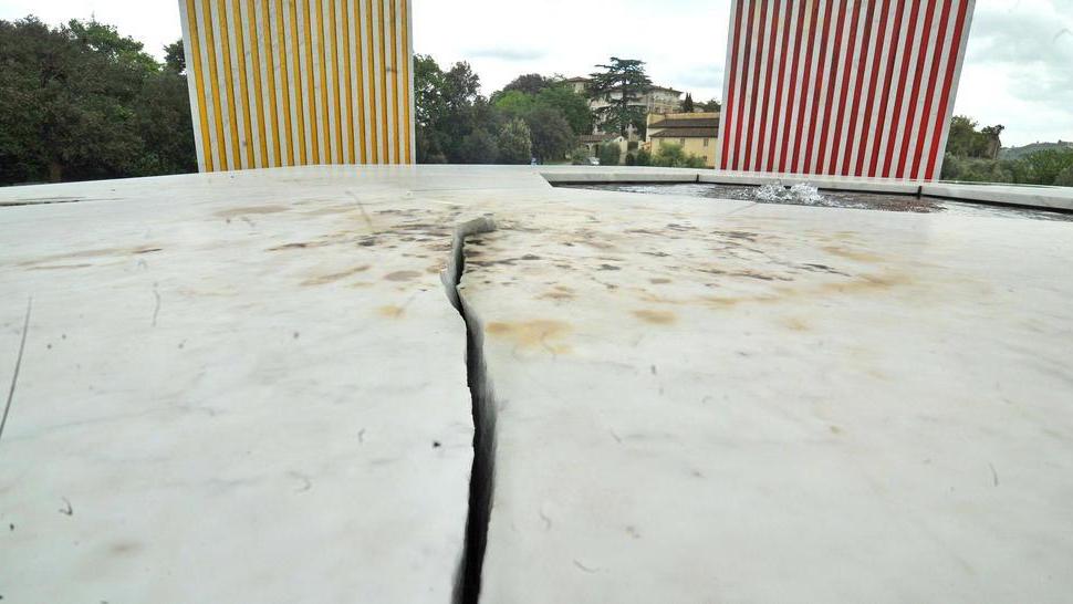 Danneggiata la fontana di Buren