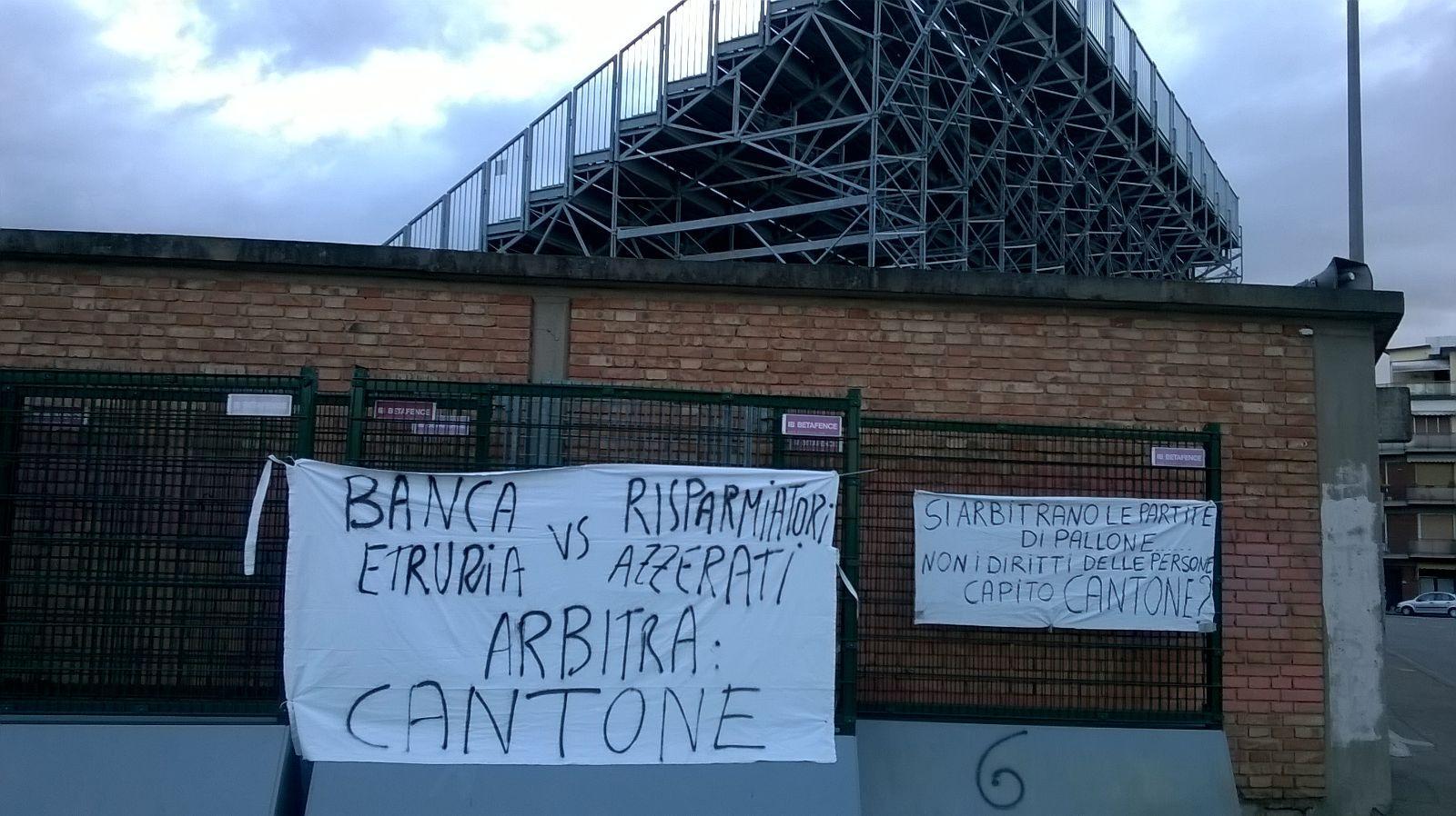 Gli striscioni affissi allo stadio Castellani