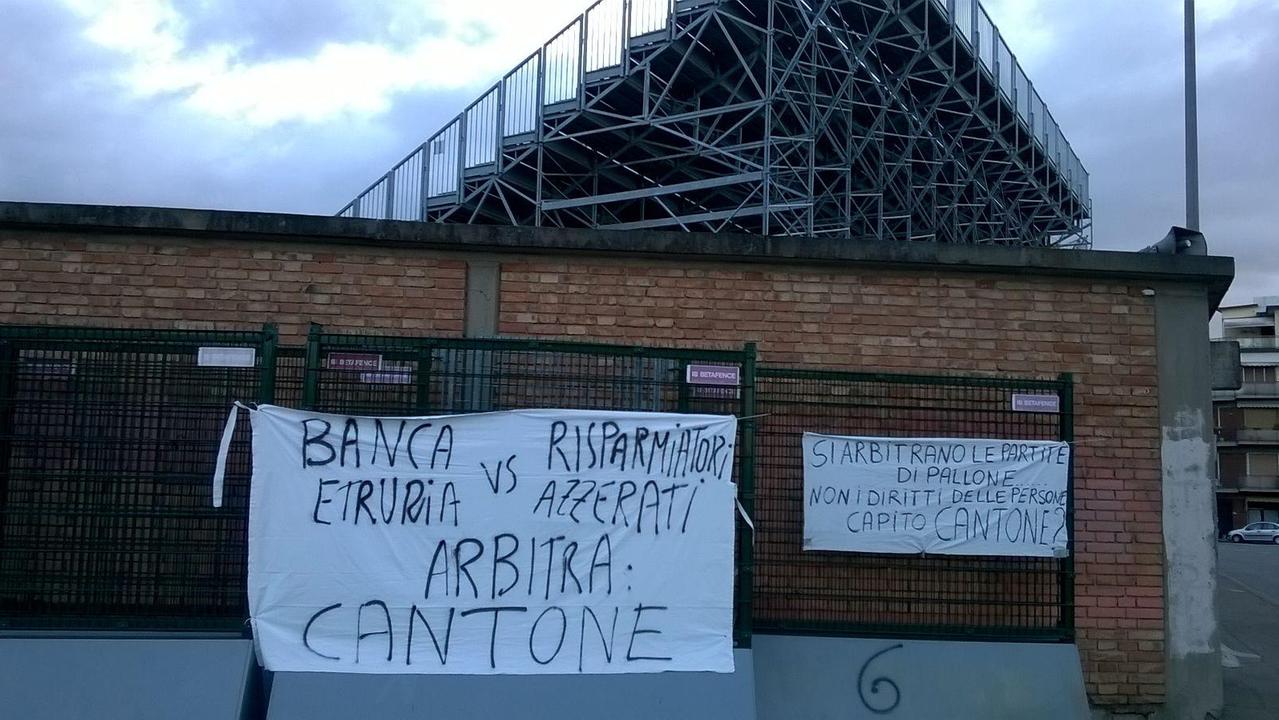 Gli striscioni affissi allo stadio Castellani