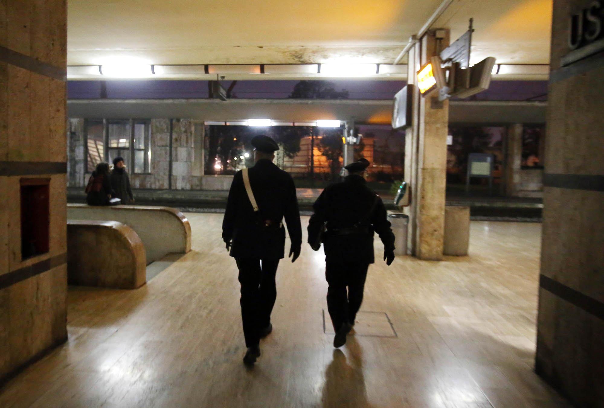 Controlli dei carabinieri alla stazione di Montecatini (foto Nucci)