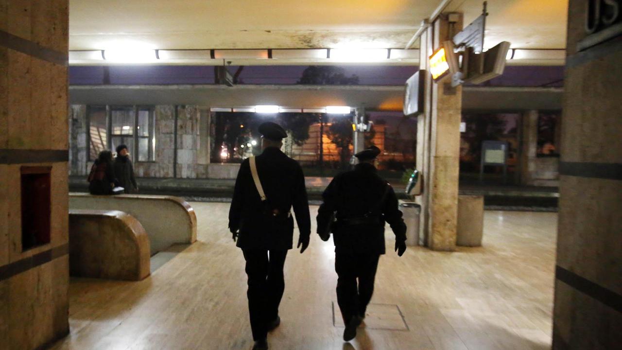 Controlli dei carabinieri alla stazione di Montecatini (foto Nucci)