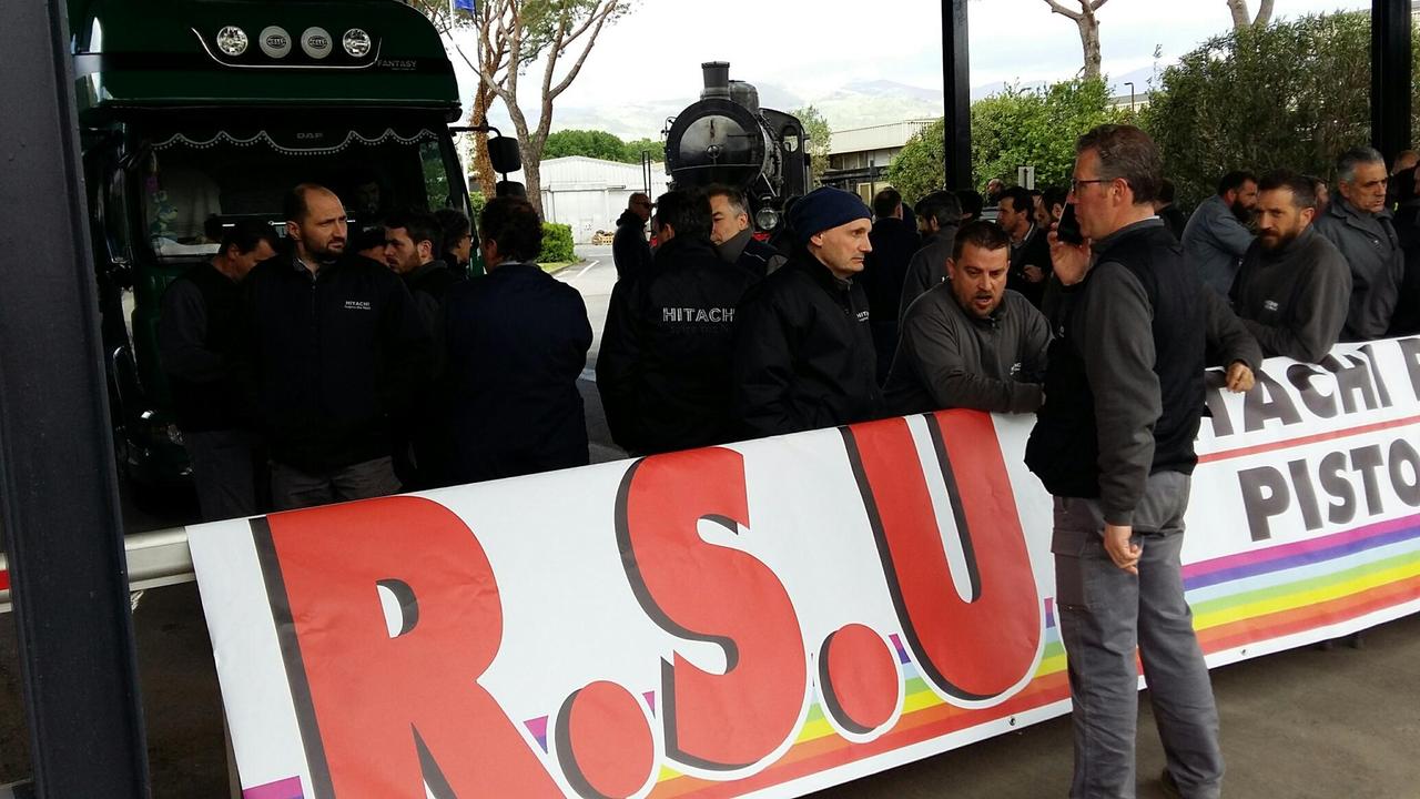 Il presìdio dei lavoratori Hitachi davanti allo stabilimento