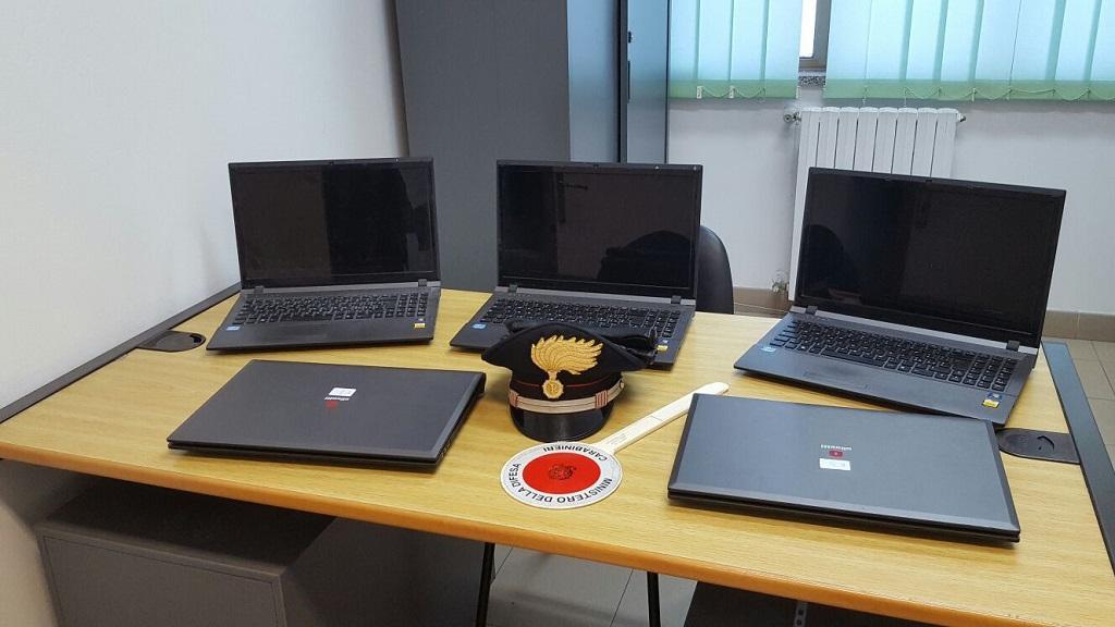 I computer portatili recuperati dai carabinieri