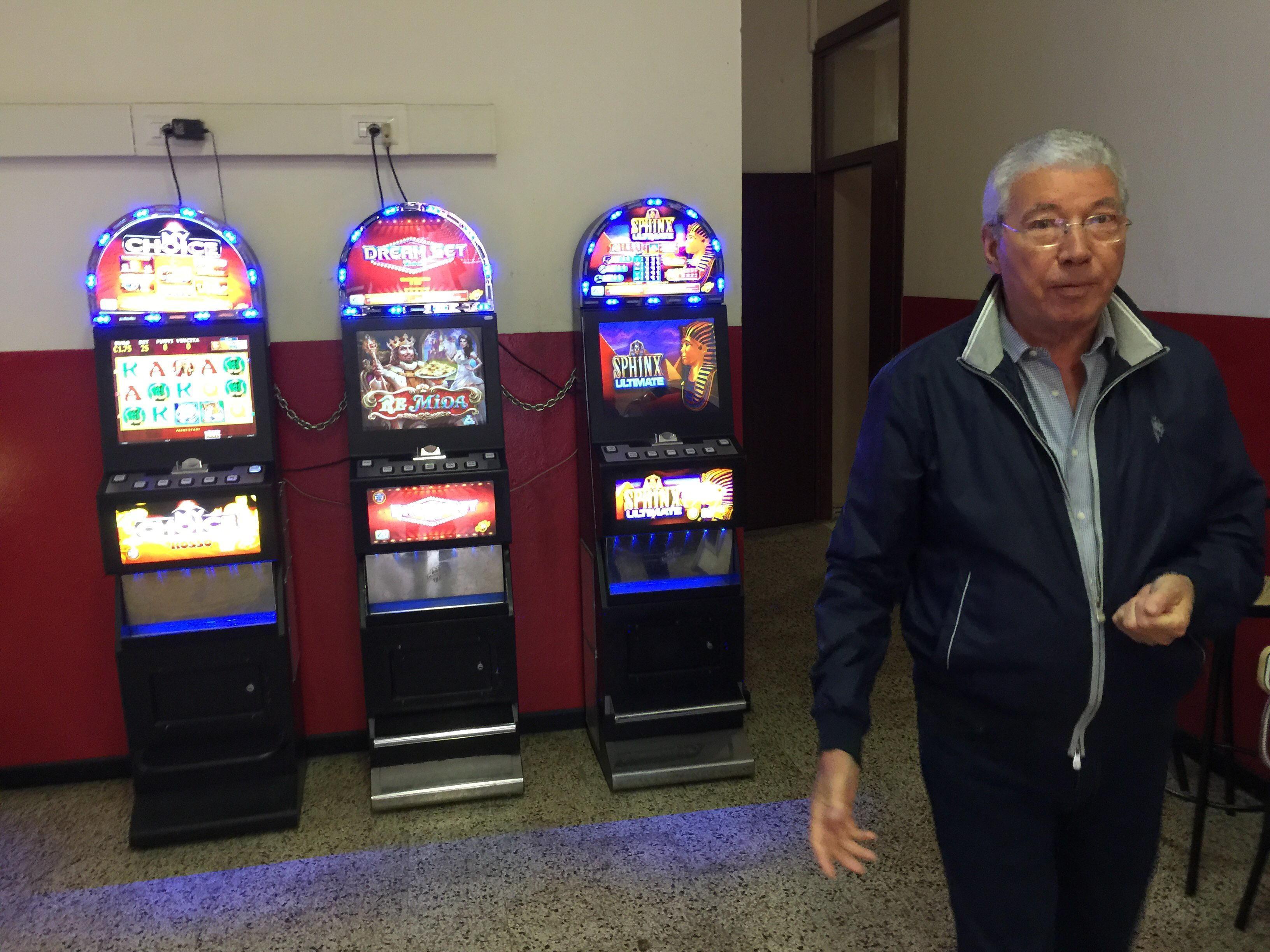 Le slot prese di mira dai ladri e un dirigente della Casa del popolo (Foto Silvi)