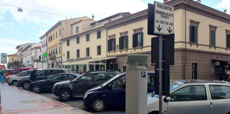 I parcheggi a pagamento su corso Matteotti (Foto Falorni/SIlvi)