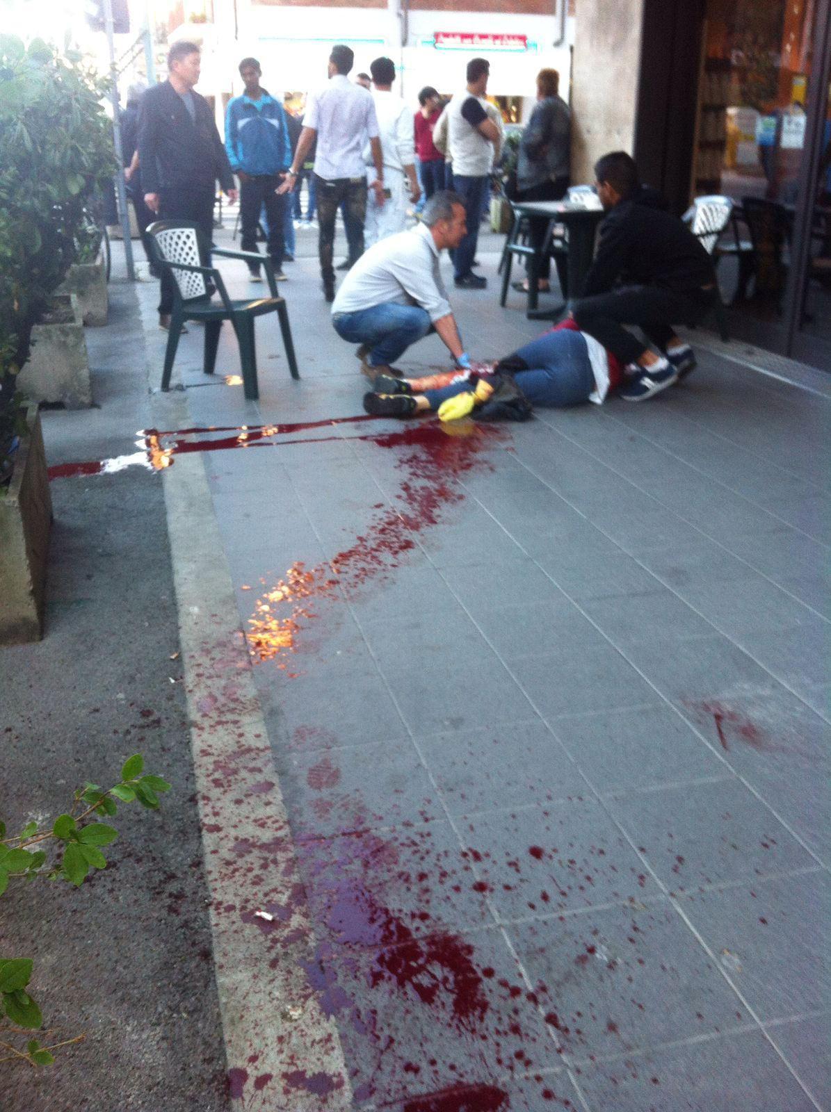 I soccorsi al marocchino accoltellato davanti al bar (foto Batavia)