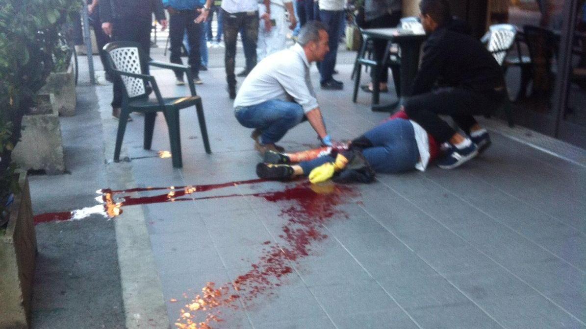 I soccorsi al marocchino accoltellato davanti al bar (foto Batavia)