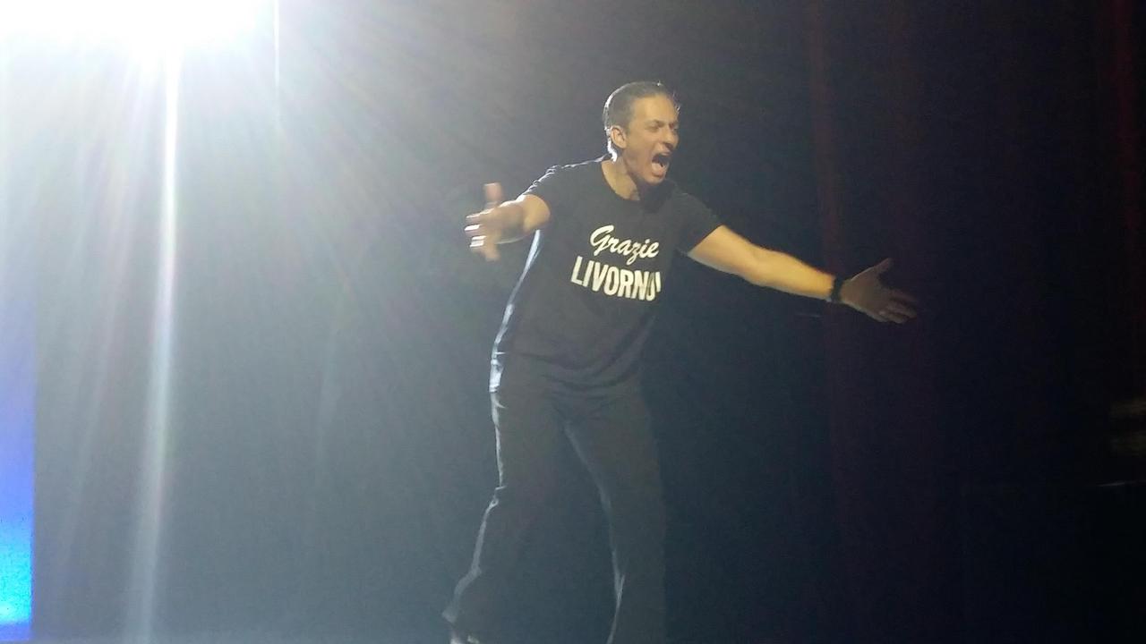 Fiorello con la maglietta con cui ringrazia Livorno
