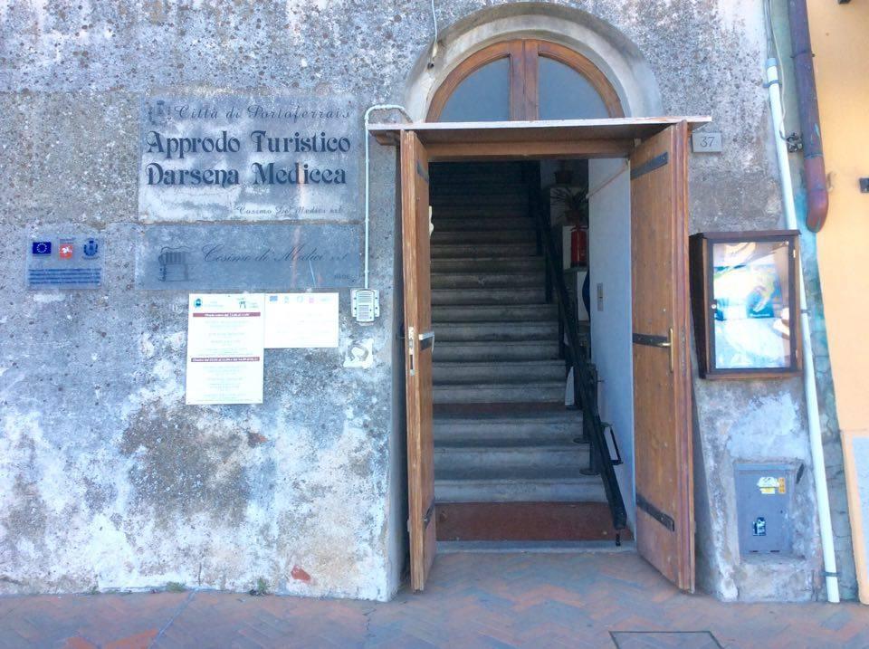 L'ingresso alla sede della Cosimo de' Medici