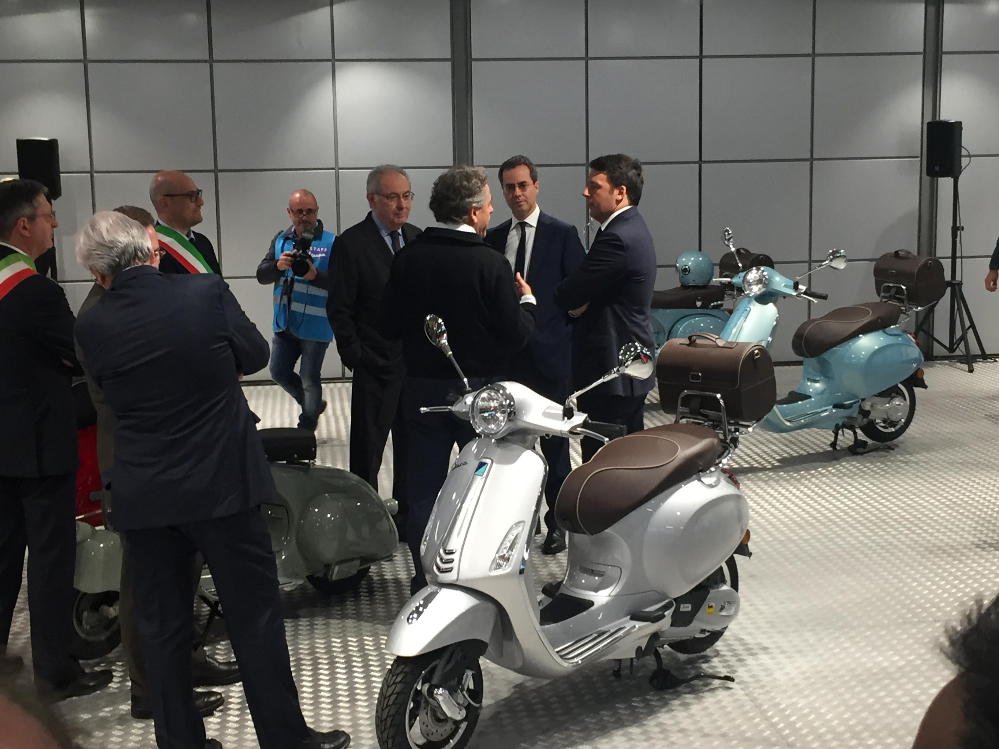 Renzi con Roberto e Matteo Colaninno alla Piaggio