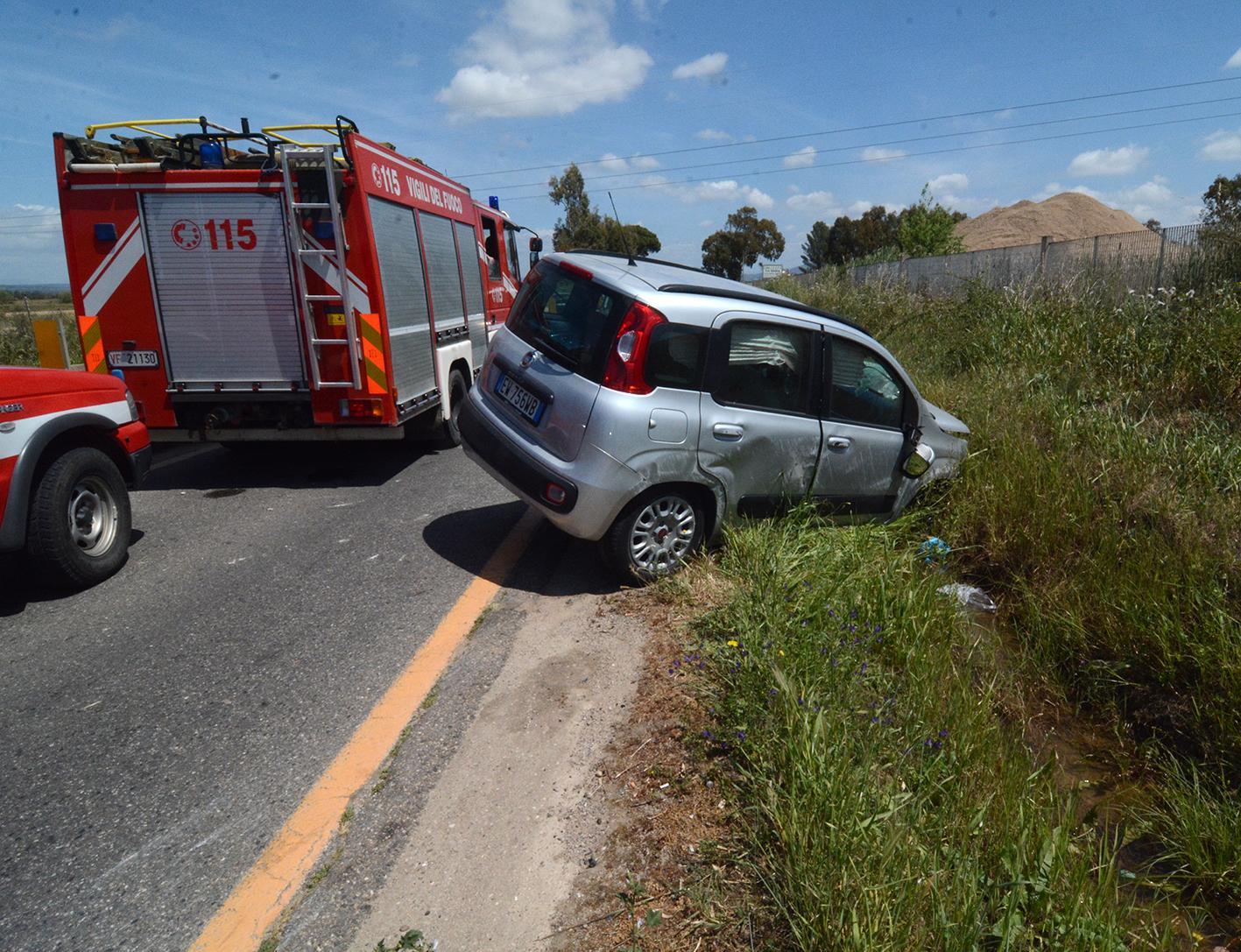 L'auto uscita fuori strada tra Silì e Simaxis (foto F.G.Pinna)