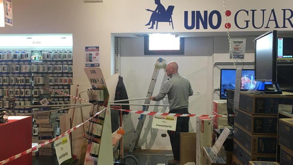 Pontedera: rubati smartphone per sessantamila euro