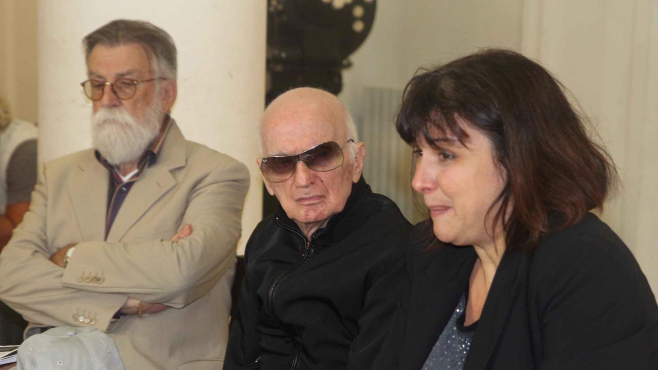 Padre Davanzati (al centro) durante una recente conferenza stampa