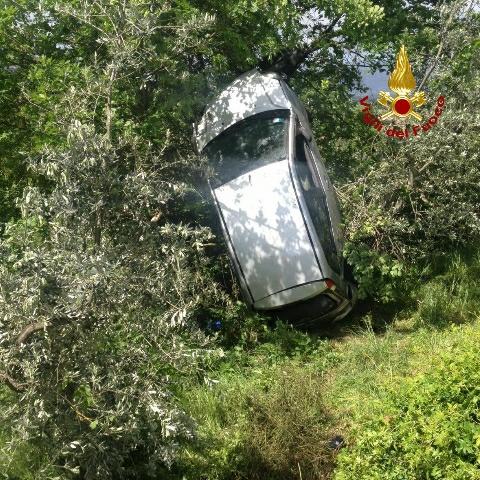 L'auto finita nella scarpata a Seano