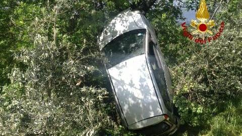 L'auto finita nella scarpata a Seano