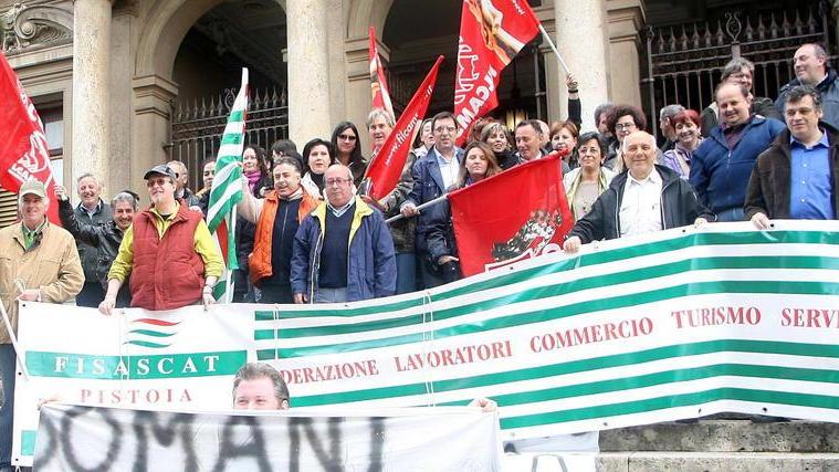 Una manifestazione dei dipendenti delle Terme sulla scalinata del Comune