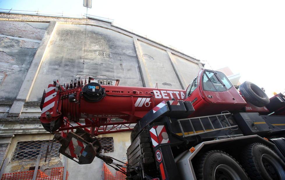 Il carro gru parcheggiato dietro il cinema Adriano (Foto Nucci)