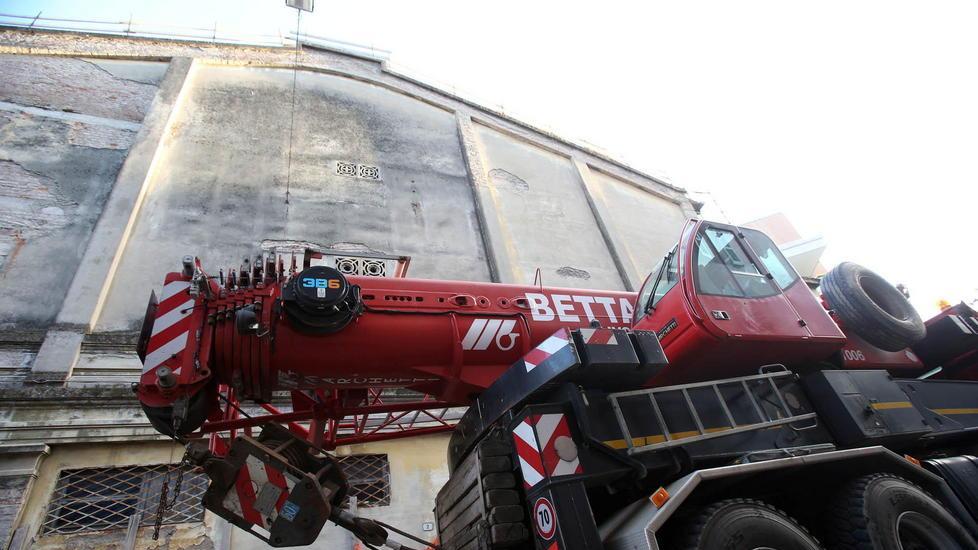 Il carro gru parcheggiato dietro il cinema Adriano (Foto Nucci)