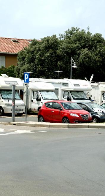 Caravan nel parcheggio fra la Coop e il lungomare