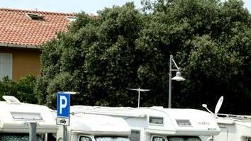 Caravan nel parcheggio fra la Coop e il lungomare