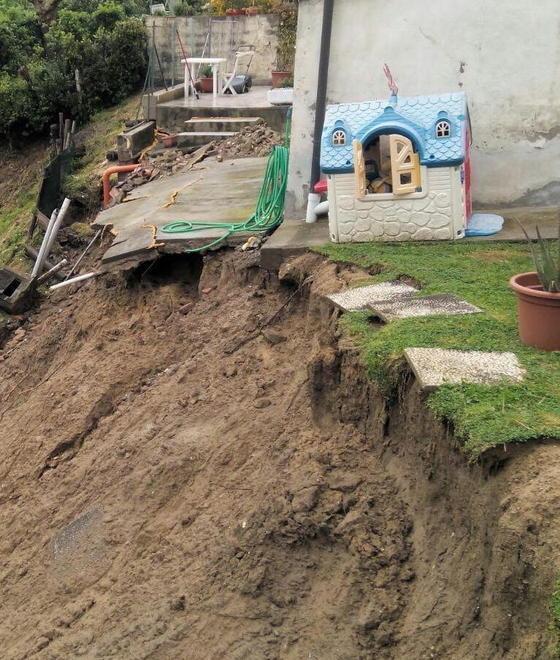 Due famiglie costrette a rimanere fuori casa