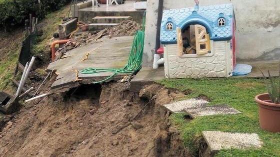 Due famiglie costrette a rimanere fuori casa
