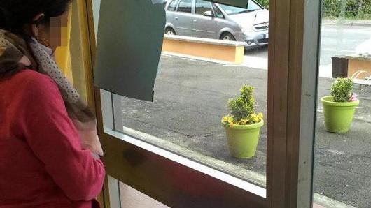 Forzano una porta e rubano soldi dentro la ludoteca