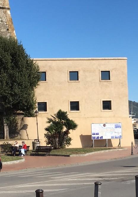Un bus turistico scoperto per esplorare la città 