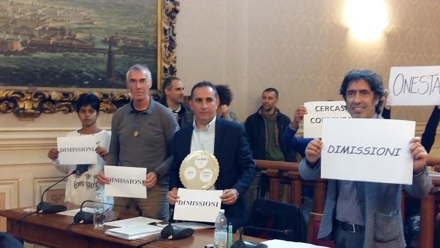La resa dei conti degli ex che chiedono le dimissioni