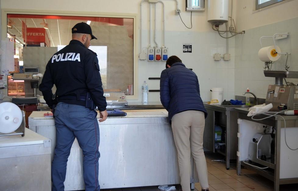 Grave 23enne, il tritacarne gli maciulla una mano 