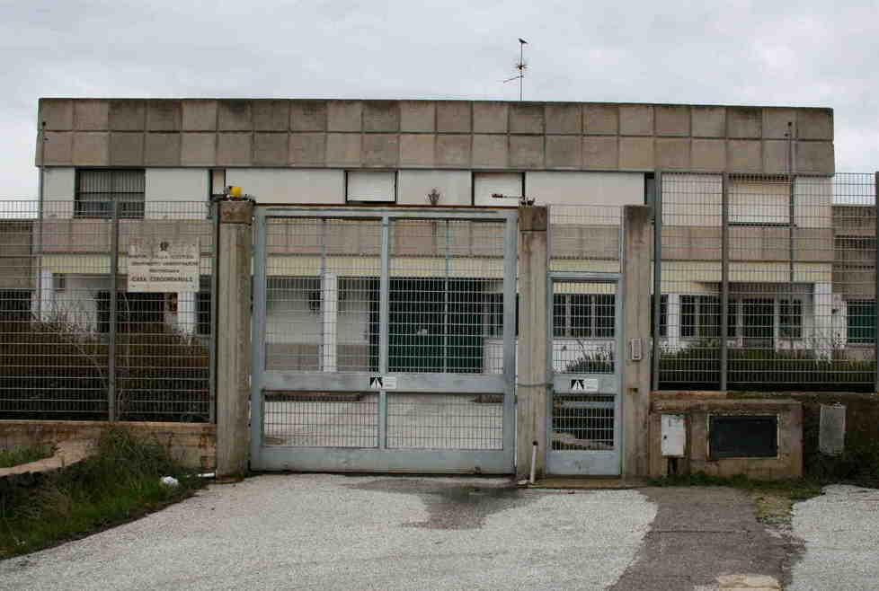 Per i nuovi migranti si aprono le porte delle vecchie carceri 
