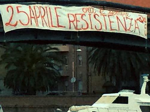 Strappato lo striscione che ricorda la Resistenza