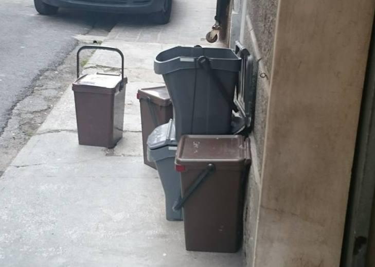 Rifiuti, un’altra petizione In centro la puzza fa paura 