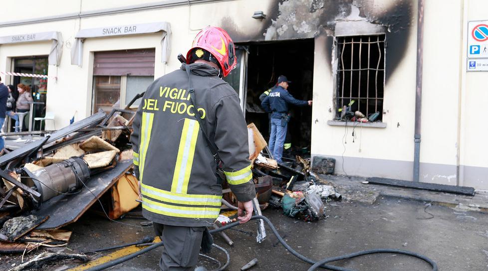 Rogo distrugge deposito di sedie 