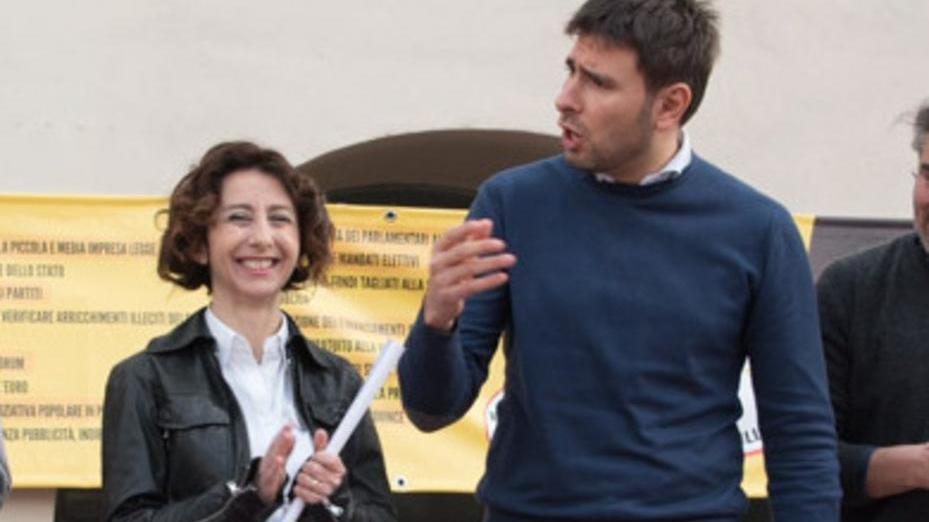 Antonietta Martinez con il deputato del M5S Alessandro Di Battista