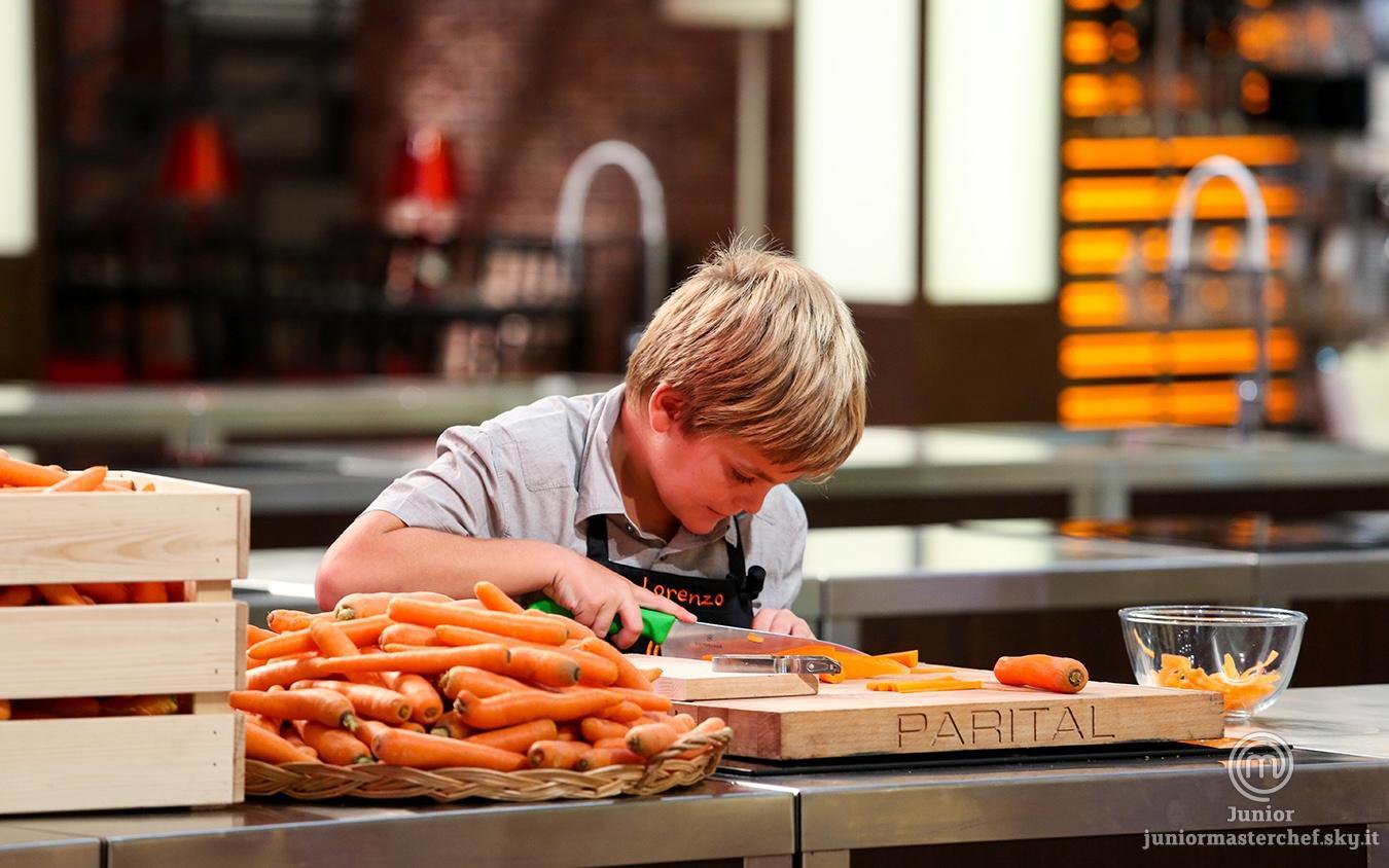 Lorenzo Biagini alle prese con una preparazione dutante Junior Masterchef