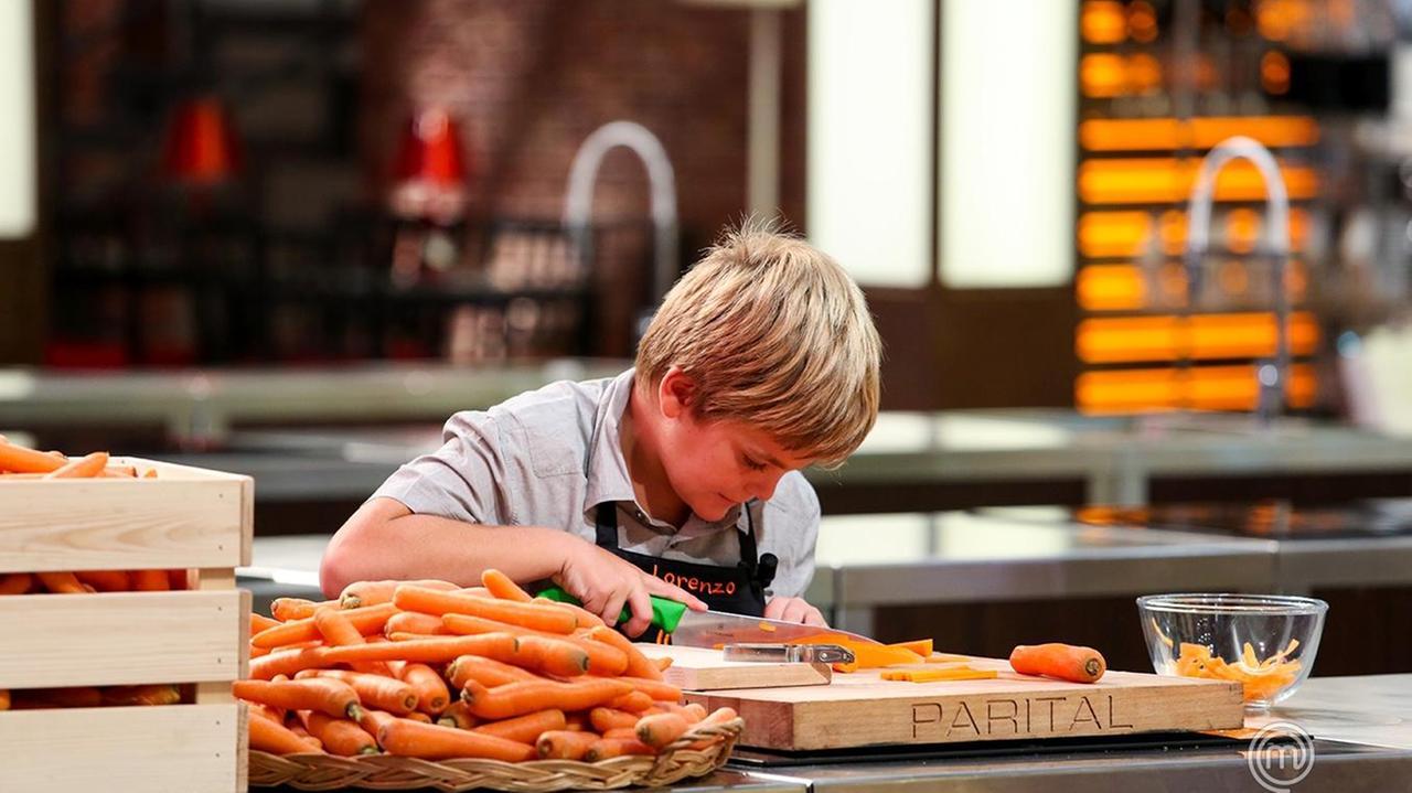 Lorenzo Biagini alle prese con una preparazione dutante Junior Masterchef