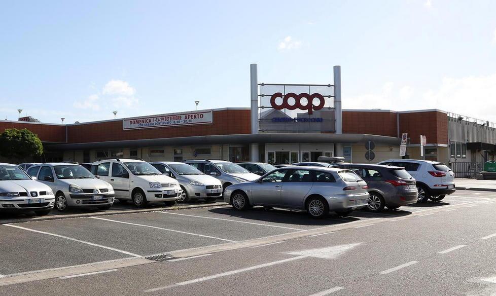 Sfonda il vetro, ruba la borsa e poi preleva anche 300 euro