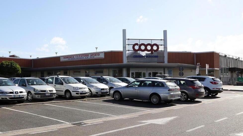 Sfonda il vetro, ruba la borsa e poi preleva anche 300 euro