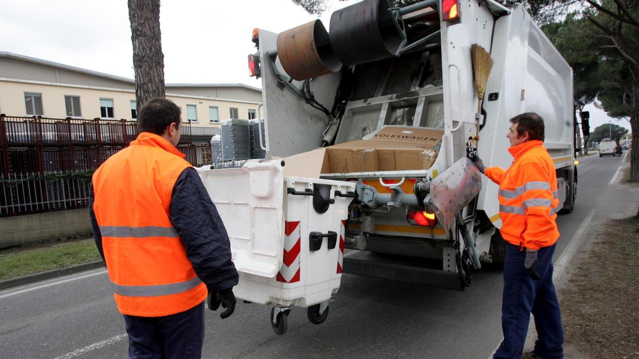 Un camion della raccolta rifiuti (foto d'archivio)