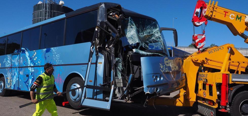 Inferno sul bus in gita, l'autista-eroe che ha salvato i ragazzi: «Così ho evitato la strage» 