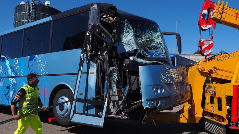 Inferno sul bus in gita, l'autista-eroe che ha salvato i ragazzi: «Così ho evitato la strage»