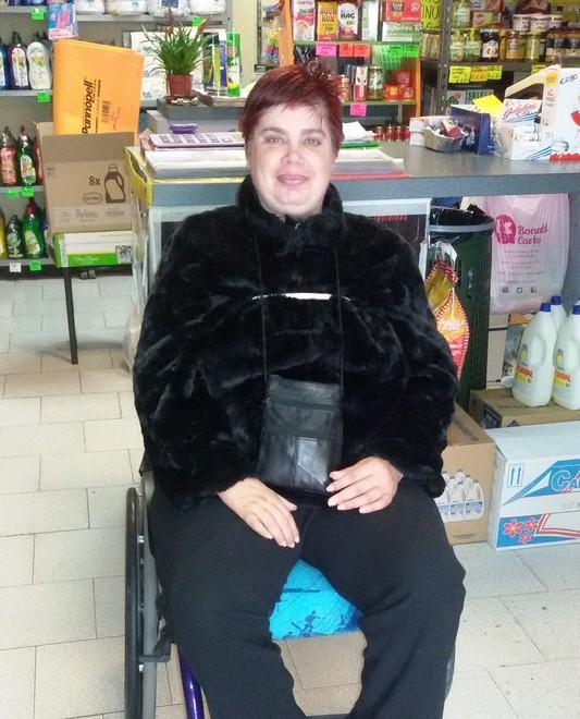 La denuncia di una negoziante disabile: da casa al lavoro sto 2 ore sul bus per fare 3 km