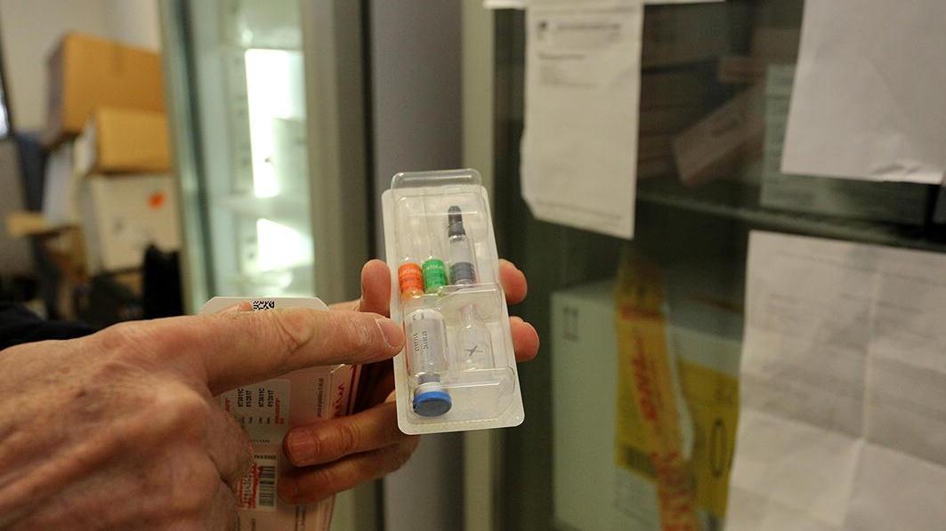 Una fiala del vaccino contro la meningite